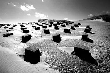 Paysage de dunes avec digue (noir et blanc) sur Rob Blok