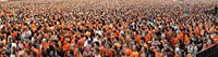 Panorama von Menschenmengen, die die niederländische Nationalmannschaft auf Videoleinwand beobachten von Frans Lemmens Miniaturansicht