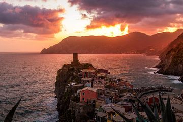 Zonsondergang Vernazza - Cinque Terre - Italie van Lizanne van Spanje
