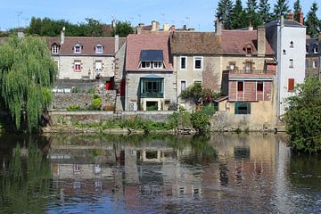 Fresnay-sur-Sarthe rivier reflecties, Frankrijk van Imladris Images