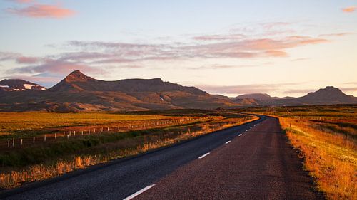 IJslandse weg tussen de bergen