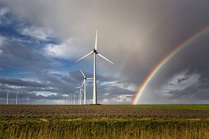 Windmolenpark Eemshaven met dubbele regenboog van Peter Bolman