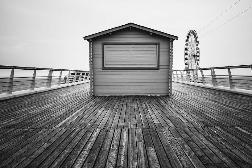 Geschlossener Pier auf dem Boulevard von Scheveningen in Den Haag - Niederlande von Jolanda Aalbers