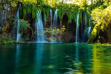 Watervallen in Nationaal Park Plitvička Jezera, Kroatie van Gert Hilbink