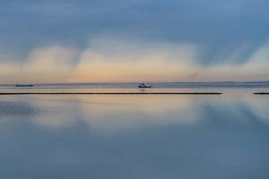 Verstild Wad nabij Holwerd met spiegelende regenwolken