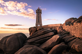 Leuchtturm im goldenen Abendlicht der Bretagne von SR Blaauw