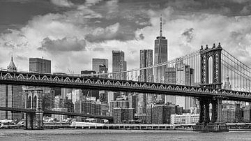 Manhattan en Brooklyn bridge in NYC van Thea.Photo