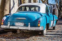 Klassieke Chevrolet de Luxe 1952 met wit dak in de straten van Uruguay