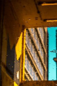 Urban scene reflection yellow and blue van Lima Fotografie