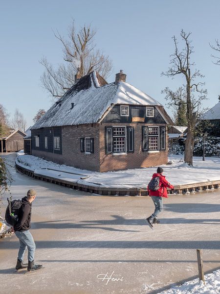 schaatsers in Giethoorn van Henri van Rheenen