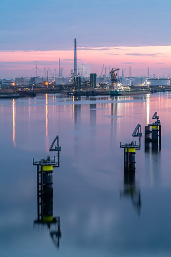 Ochtendgloren boven de haven van Rotterdam