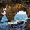 Felsen und Höhle am Mittelmeer, Cova dels Arcs von Adriana Mueller