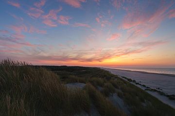 Sonnenuntergang Strand Buren 3 von Arjan Bijleveld