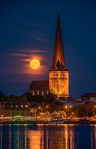 Lune crépusculaire au-dessus de la Petrikirche de Rostock