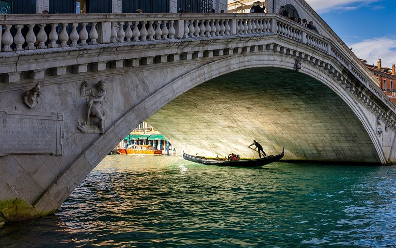 Gondel onder de Rialto Brug van Rene Siebring
