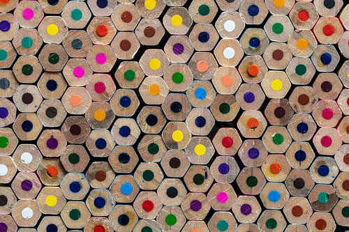 Achterzijde van gestapelde kleurpotloden als achtergrondfoto