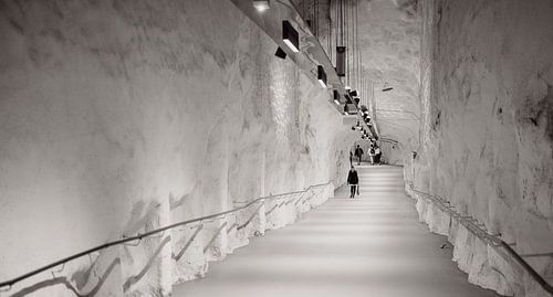 Helsinki metro — rots­tunnel in zwart-wit