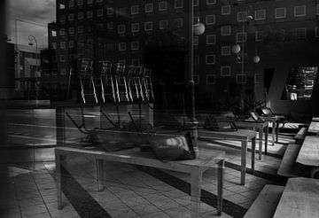 Een verlaten cafe in Amsterdam in zwart wit van Zaankanteropavontuur