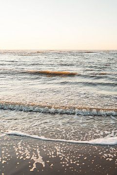 Golven bij zonsondergang | gouden uur op het strand van Marit Hilarius