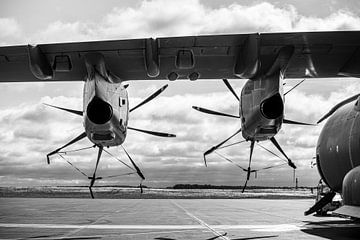 Onder de vleugel van de Airbus A400M Atlas - Franse luchtmacht - Frankrijk van Nicolas LEMAIRE