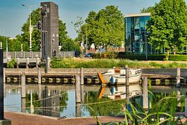 Dobberend op het water in het kanaal van Jolanda de Jong-Jansen