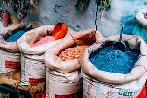 Säcke mit Farbstoff in den Straßen von Chefchaouen, Marokko von Expeditie Aardbol