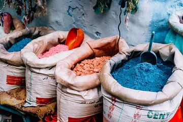 Zakken met kleurstof in de straten van Chefchaouen, Marokko van Expeditie Aardbol