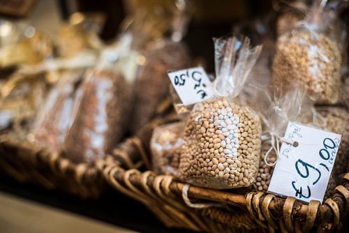 Zakjes linzen op een foodmarkt in Calabrië
