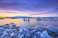 Het ijsschotsenmeer Jökulsárlón op IJsland tijdens een mooie  van Bas Meelker thumbnail