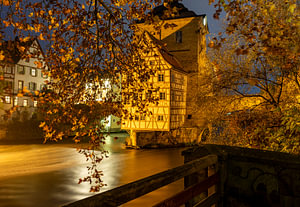Das Alte Rathaus von Bamberg in Bayern Franken im Herbst Beleuchtet in der Nacht