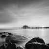Timmendorfer Strand mit Teehaus und Seebrücke in schwarzweiß von Manfred Voss, Schwarz-weiss Fotografie