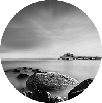 Timmendorfer Strand met theehuis en pier in zwart-wit van Manfred Voss, Schwarz-weiss Fotografie