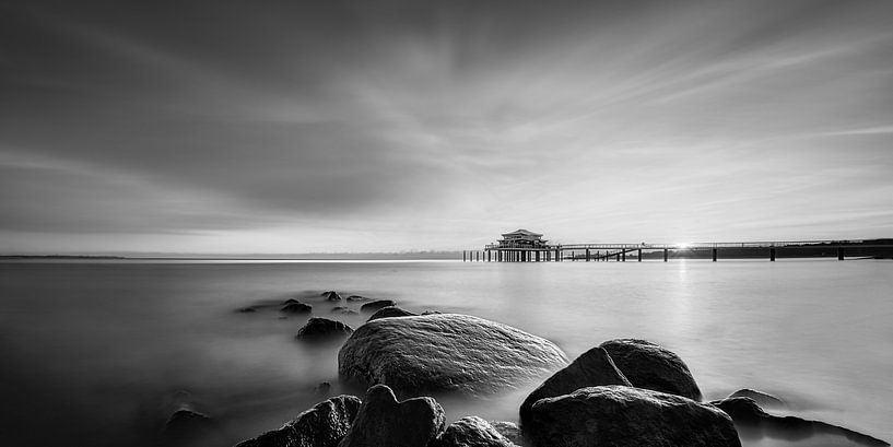 Timmendorfer Strand met theehuis en pier in zwart-wit van Manfred Voss, Zwart-Wit Fotografie
