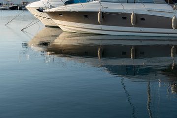 Les bateaux se reflètent dans l'eau de mer calme 1