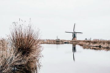 Mühle in Winterlandschaft am Wasser von Consala van  der Griend