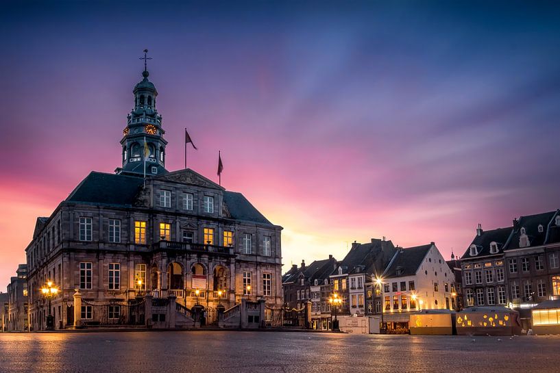 Markt, Rathaus Maastricht bei Sonnenaufgang von Geert Bollen