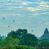 Heißluftballons über Tempel von Bagan in Myanmar von Barbara Riedel