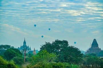 Luchtballonnen boven tempels van Bagan in Myanmar van Barbara Riedel