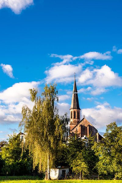 Kerk en torenspits in Hösbach van Dieter Walther
