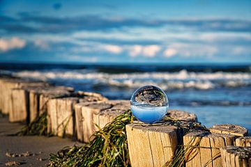 Buhne met glazen bol in Zingst aan de Oostzee, reikend in zee van Martin Köbsch