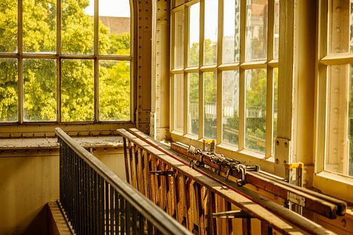 Berlijns treinstation – historische ramen & staal in gouden licht | stedelijke spoorfotografie