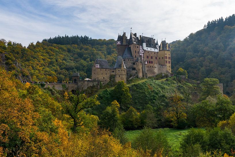 Burg Eltz met herfstkleuren van Linda Schouw