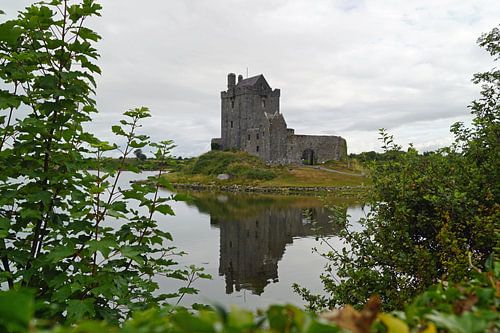 Kasteel Dunguaire staat bij Kinvara in het zuiden van het graafschap Galway in Ierland.