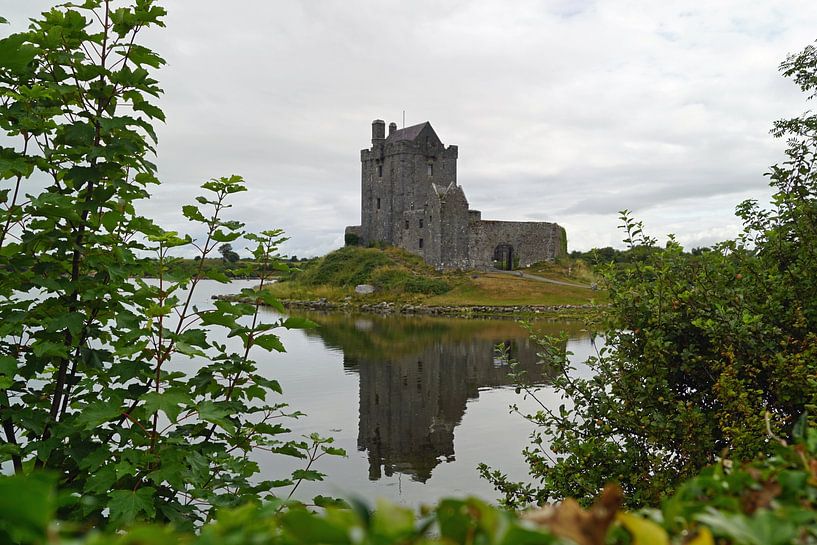 Dunguaire Castle stands near Kinvara in the south of County Galway in Ireland. by Babetts Bildergalerie