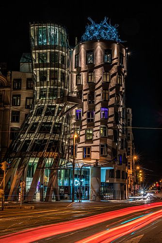 De dansende torens bij nacht