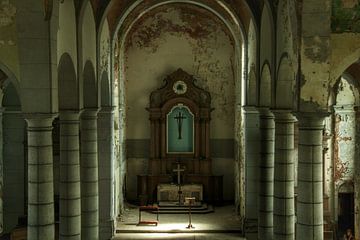  Een verlaten kerk interieur  van Melvin Meijer
