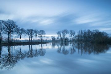 Overstroomde rivier de Dinkel  (long exposure) van Art Wittingen