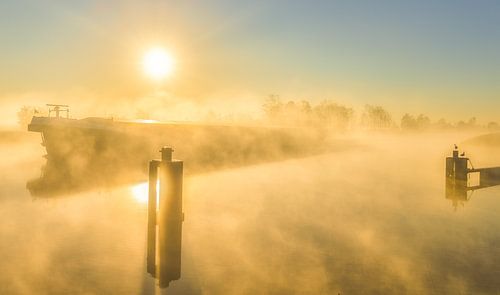 Mist boven het Van Starkenborg Kanaal in Groningen op een mooie voorjaarsochtend in mei