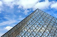 Pyramide du Louvre : ciel bleu avec nuages par Dennis van de Water Aperçu
