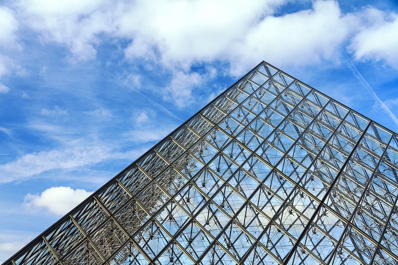 Pyramide du Louvre : ciel bleu avec nuages par Dennis van de Water